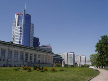 Güneşli bir günde, Minsk 'te yeni binaların olduğu şehir manzarası. Beyaz Rusya.