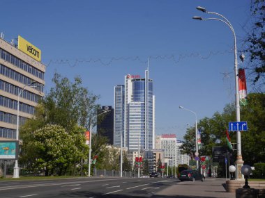 Güneşli bir günde, Minsk 'te yeni binaların olduğu şehir manzarası. Beyaz Rusya.