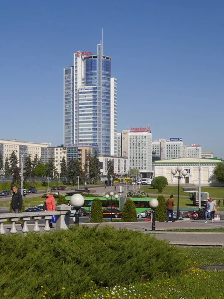 Güneşli bir günde, Minsk 'te yeni binaların olduğu şehir manzarası. Beyaz Rusya.