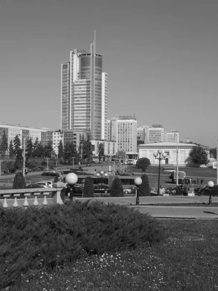 Güneşli bir günde, Minsk 'te yeni binaların olduğu şehir manzarası. Beyaz Rusya.