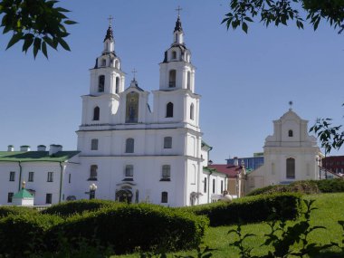 Güneşli bir günde Kutsal Ruh Katedrali 'ni seyret. Minsk, Belarus.