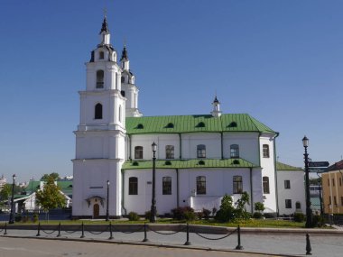 Güneşli bir günde Kutsal Ruh Katedrali 'ni seyret. Minsk, Belarus.