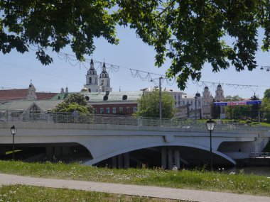 Svislach Nehri üzerinde köprüsü olan bir şehir manzarası. Minsk, Belarus.