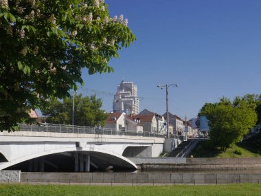 Svislach Nehri üzerinde köprüsü olan bir şehir manzarası. Minsk, Belarus.