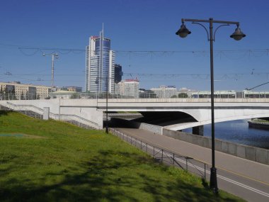Svislach Nehri üzerinde köprüsü olan bir şehir manzarası. Minsk, Belarus.
