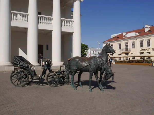 Beeldhouwkunst Met Paarden Een Kar Buurt Van Het Stadhuis Van — Stockfoto