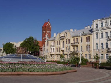 Bağımsızlık Meydanı 'nın, St. Simeon Katolik Kilisesi' nin ve St. Helena 'nın manzarası. Minsk, Belarus.