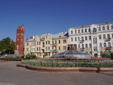 Bağımsızlık Meydanı 'nın, St. Simeon Katolik Kilisesi' nin ve St. Helena 'nın manzarası. Minsk, Belarus.