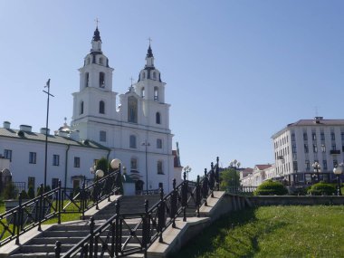 Güneşli bir günde Kutsal Ruh Katedrali 'nin manzarası. Minsk, Belarus.