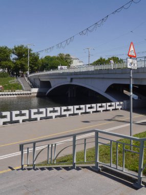 Şehrin merkezinde, Svislach Nehri kıyısında bisiklet yolu olan bir şehir manzarası. Minsk, Belarus. 