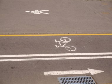 Kaldırımdaki bisiklet yolu işaretlemesi