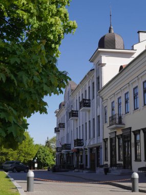 Halk bahçeli şehir manzaraları ve Gürcistan Büyükelçiliği binası. Minsk.