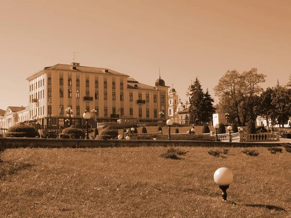 Cityscapes Dengan Taman Umum Dan Pembangunan Kedutaan Besar Georgia Minsk — Stok Foto