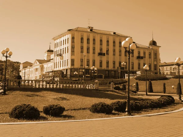 有一个公共花园和格鲁吉亚大使馆大楼的城市景观 明斯克 — 图库照片