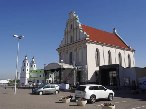 Güneşli bir günde, Minsk 'in tarihi merkezi olan Yukarı Şehir' in şehir manzarası. Beyaz Rusya.