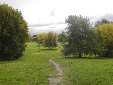 Kolomenskoye 'nin tarihi rezervindeki manzara bulutlu bir günde, Moskova, Rusya.