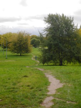 Kolomenskoye 'nin tarihi rezervindeki manzara bulutlu bir günde, Moskova, Rusya.
