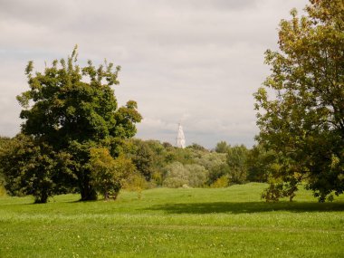 Kolomenskoye 'nin tarihi rezervindeki manzara bulutlu bir günde, Moskova, Rusya.