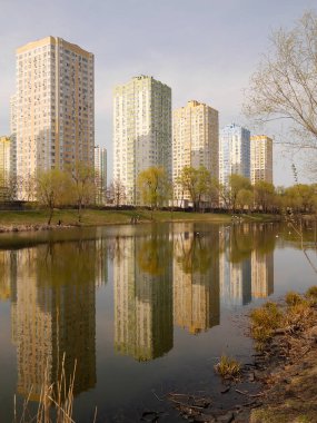 Baharda göl manzaralı 