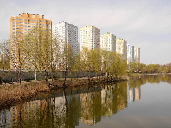 春天的时候 带着湖景的公园 Peremoga 乌克兰基辅 — 图库照片