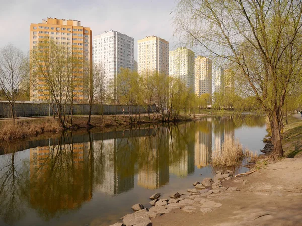 Pohled Park Peremoga Jezerem Jaře Kyjev Ukrajina — Stock fotografie