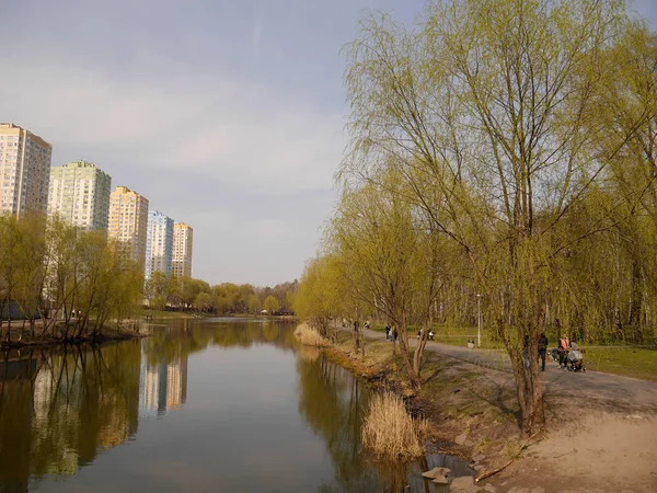 Parque Peremoga Vista Com Lago Primavera Kiev Ucrânia — Fotografia de Stock