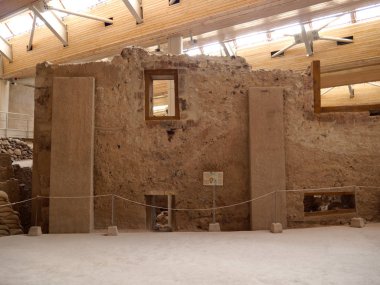 Halk için erişimi olan Akrotiri arkeolojik alanı. Yunan mirası. Santorini Adası, Yunanistan.