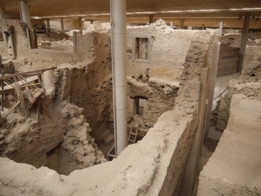Halk için erişimi olan Akrotiri arkeolojik alanı. Yunan mirası. Santorini Adası, Yunanistan.