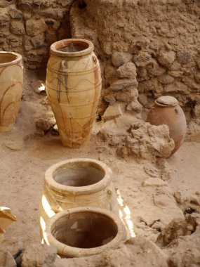 Halk için erişimi olan Akrotiri arkeolojik alanı. Yunan mirası. Santorini Adası, Yunanistan.