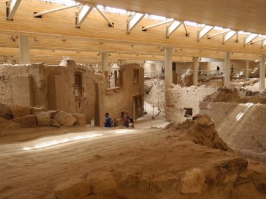 Halk için erişimi olan Akrotiri arkeolojik alanı. Yunan mirası. Santorini Adası, Yunanistan.