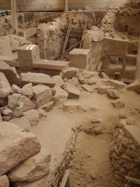 Halk için erişimi olan Akrotiri arkeolojik alanı. Yunan mirası. Santorini Adası, Yunanistan.