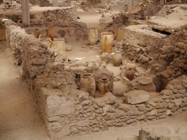 Halk için erişimi olan Akrotiri arkeolojik alanı. Yunan mirası. Santorini Adası, Yunanistan.