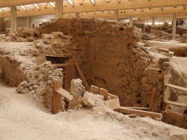 Halk için erişimi olan Akrotiri arkeolojik alanı. Yunan mirası. Santorini Adası, Yunanistan.