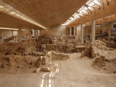 Halk için erişimi olan Akrotiri arkeolojik alanı. Yunan mirası. Santorini Adası, Yunanistan.