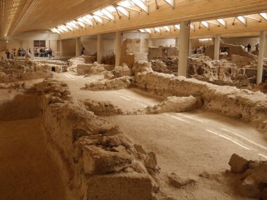 Halk için erişimi olan Akrotiri arkeolojik alanı. Yunan mirası. Santorini Adası, Yunanistan.