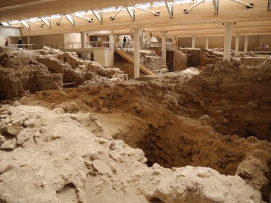 Halk için erişimi olan Akrotiri arkeolojik alanı. Yunan mirası. Santorini Adası, Yunanistan.