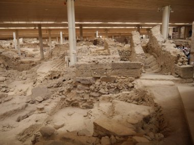 Halk için erişimi olan Akrotiri arkeolojik alanı. Yunan mirası. Santorini Adası, Yunanistan.