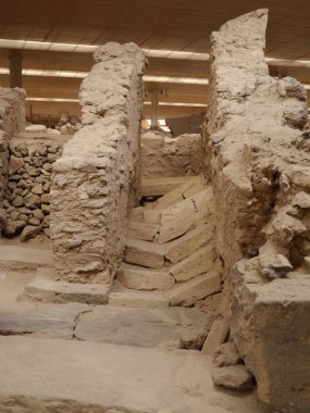 Halk için erişimi olan Akrotiri arkeolojik alanı. Yunan mirası. Santorini Adası, Yunanistan.