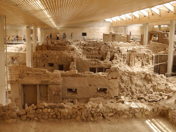 Halk için erişimi olan Akrotiri arkeolojik alanı. Yunan mirası. Santorini Adası, Yunanistan.