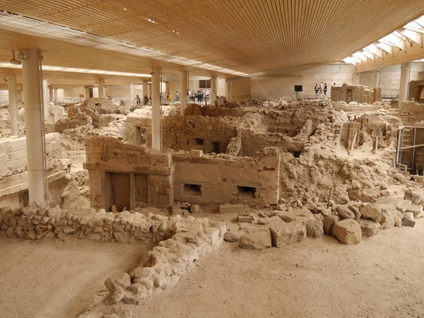 Halk için erişimi olan Akrotiri arkeolojik alanı. Yunan mirası. Santorini Adası, Yunanistan.