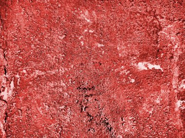 Asfaltın tanecikli yüzeyine bir damla su. Kırmızı arkaplan.