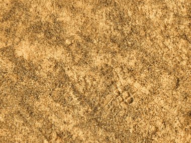 Toprak yolun, patikanın üst görüntüsü. Kopyalama alanı ve görünür kum dokusu olan arkaplan.