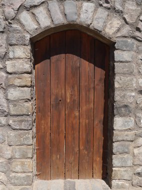 Taş duvardaki eski ahşap kapı