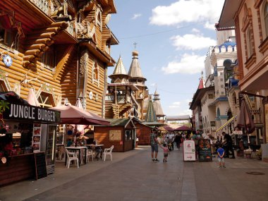 Izmailovsky Kremlin (İzmailovo 'da Kremlin) ve müze eski Rus mimarisini yansıttı. Moskova 'nın en büyük bit pazarı. Moskova, Rusya.