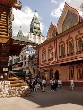 Izmailovsky Kremlin (İzmailovo 'da Kremlin) ve müze eski Rus mimarisini yansıttı. Moskova 'nın en büyük bit pazarı. Moskova, Rusya.