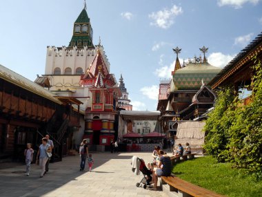 Izmailovsky Kremlin (İzmailovo 'da Kremlin) ve müze eski Rus mimarisini yansıttı. Moskova 'nın en büyük bit pazarı. Moskova, Rusya.