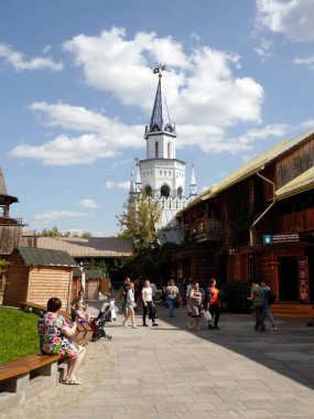 Izmailovsky Kremlin (İzmailovo 'da Kremlin) ve müze eski Rus mimarisini yansıttı. Moskova 'nın en büyük bit pazarı. Moskova, Rusya.