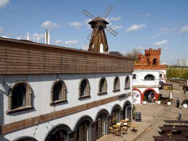 Izmailovsky Kremlin (İzmailovo 'da Kremlin) ve müze eski Rus mimarisini yansıttı. Moskova 'nın en büyük bit pazarı. Moskova, Rusya.