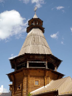 Izmailovsky Kremlin 'deki Aziz Niklas Kilisesi (Kremlin İzmailovo' da). Geleneksel Rus ahşap mimarisi. Moskova, Rusya.