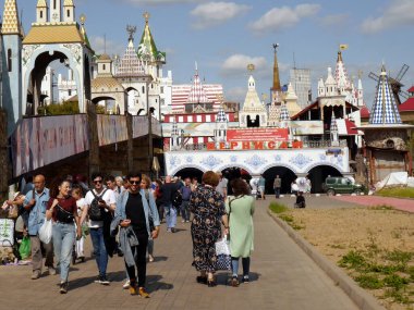 Izmailovsky Kremlin (İzmailovo 'da Kremlin) ve müze eski Rus mimarisini yansıttı. Moskova 'nın en büyük bit pazarı. Moskova, Rusya.